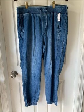 NWT Gap denim joggers  L